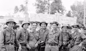 Phóng viên Thông tấn xã Giải phóng và Việt Nam Thông tấn xã tham gia đưa tin trong Chiến dịch Hồ Chí Minh, tháng 4/1975. Ảnh: TTXVN