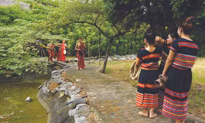 Các chàng trai, cô gái cùng nhau giao duyên đối đáp để bắt cặp đôi. Ảnh: Hoàng Hải - DTMN
