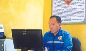 Giàng Seo Châu luôn được đồng bào dân tộc tín nhiệm bởi anh là một lãnh đạo gần dân, có uy tín, luôn hết lòng vì sự phát triển của vùng đất Si Ma Cai. Ảnh: Hồng Ninh