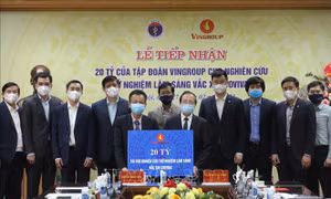 Lễ tiếp nhận 20 tỷ đồng của Tập đoàn Vingroup cho nghiên cứu thử nghiệm lâm sàng Vaccine phòng ngừa COVID-19 “Made in Vietnam” COVIVAC do Viện Vắc xin và Sinh phẩm Y tế (IVAC) trực thuộc Bộ Y tế sản xuất. Ảnh: Minh Quyết – TTXVN