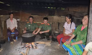 Đội an ninh công an huyện Na hang luôn thực hiện "4 cùng" với đồng bào Mông trên địa bàn huyện. Ảnh: TTXVN phát