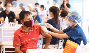 Nhân viên y tế tiêm vaccine phòng COVID-19 cho người dân quận Hoàn Kiếm, chiều 15/9/2021. Ảnh: Minh Quyết - TTXVN