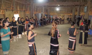Lớp học cồng chiêng, múa xoan của Làng du lịch cộng đồng Kon Pring, thị trấn Măng Đen, huyện Kon Plông đã dạy cho hơn 20 thanh, thiếu niên trong làng biết đánh cồng chiêng, múa xoan. Ảnh: Dư Toán – TTXVN