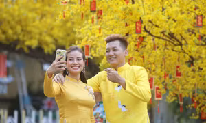 Đông đảo thanh, thiếu niên và văn nghệ sĩ Thành phố Hồ Chí Minh chụp ảnh lưu niệm tại Lễ hội Tết Việt Tân Sửu – 2021. Ảnh: Thanh Vũ