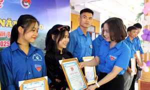 Đồng chí Hoàng Thị Ngân, Bí thư Huyện đoàn Sơn Động (Bắc Giang) trao giấy chứng nhận cho đoàn viên, thanh niên dân tộc thiểu số tiêu biểu năm 2020. Nguồn: sondong.bacgiang.gov.vn
