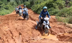 Những đoạn đường hằng ngày giáo viên dưới xuôi phải ngược đèo cõng chữ về làng Đê Kôn. Ảnh: Hồng Điệp – TTXVN