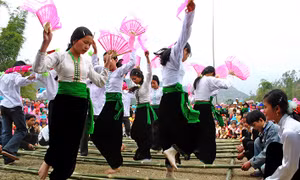 Múa sạp trong lễ hội “Xên bản, xên mường” của người Thái ở huyện Văn Chấn (Yên Bái). Ảnh: Đinh Công Hoan