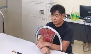 Đối tượng Giàng A Đua và tang vật. Ảnh: TTXVN phát.