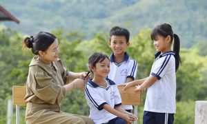 Niềm vui của cô và trò Trường Tiểu học xã Canh Liên- Điểm trường làng Chồm, huyện Vân Canh. Ảnh: Minh Đức – TTXVN