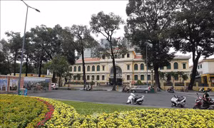 Khu vực Bưu Điện thành phố nơi thu hút đông đảo khách tham quan cũng vắng bóng người chiều 30 Tết. Ảnh: Thanh Vũ - TTXVN