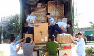 Sáng 5/11, lực lượng chức năng tiếp tục kiểm tra hàng hóa có dấu hiệu nhập lậu tại huyện Đăk Hà. Ảnh: Cao Nguyên-TTXVN