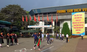 Các vận động viên tham gia thi đấu nội dung Tung còn. Ảnh: Thu Hằng-TTXVN.