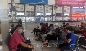Người dân đeo khẩu trang, thực hiện nghiêm các quy định về phòng chống dịch Covid – 19. Ảnh: Nguyễn Văn Cảnh-TTXVN