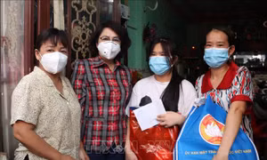 Chủ tịch Ủy ban MTTQ Thành phố Hồ Chí Minh Tô Thị Bích Châu thăm hỏi và tặng quà cho các em mồ côi vì COVID-19 tại Quận 4. Ảnh: Thu Hương – TTXVN