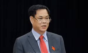 Đồng chí Huỳnh Tấn Việt, Ủy viên Trung ương Đảng, Bí thư Đảng ủy Khối các cơ quan Trung ương trả lời các câu hỏi của phóng viên tại buổi họp báo. Ảnh: Văn Điệp – TTXVN
