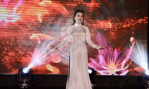 Tiểu thương chợ Đông Ba thướt tha trong tà áo dài tại đêm diễn. Ảnh: Mai Trang-TTXVN