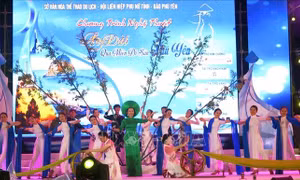 Hoa hậu Việt Nam năm 2018 Trần Tiểu Vy và Á hậu 1 Hoa hậu Việt Nam năm 2020 Phương Anh biểu diễn áo dài có vẽ danh thắng ở Phú Yên. Ảnh: Xuân Triệu – TTXVN