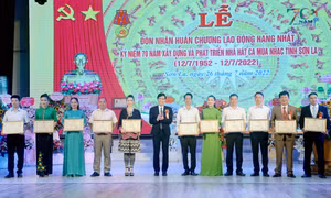 Chủ tịch Ủy ban nhân dân tỉnh Sơn La Hoàng Quốc Khánh tặng Bằng khen cho 11 cá nhân có nhiều thành tích xuất sắc. Ảnh: Quang Quyết – TTXVN