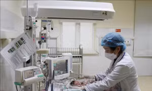 Chăm sóc trẻ sinh non tại Bệnh viện A Thái Nguyên. Ảnh: Hoàng Nguyên – TTXVN