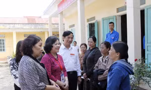 hứ trưởng Bộ Giáo dục và Đào tạo Ngô Thị Minh thăm hỏi, động viên phụ huynh tại điểm thi THPT Thảo Nguyên, huyện Mộc Châu. Ảnh: TTXVN phát