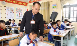 Em Giàng Khừ Chừ, con nuôi Đồn Biên phòng Ka Lăng đang học tại Trường phổ thông Dân tộc bán trú THCS Ka Lăng. Ảnh: Hoàng Thùy Oanh – TTXVN