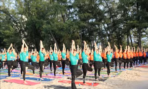 Biểu diễn Yoga tại bãi biển Đồi Dương, thành phố Phan Thiết tại Ngày Quốc tế Yoga tại Bình Thuận Năm 2022. Ảnh: Nguyễn Thanh – TTXVN