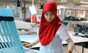 Từ khi doanh nghiệp đến đầu tư, con em đồng bào dân tộc ở xã Xuân Hưng, huyện Xuân Lộc (Đồng Nai) có công ăn việc làm và thu nhập ổn định 6 - 8 triệu đồng/người/tháng. Ảnh: Lê Xuân
