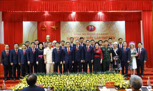 Ra mắt đoàn đại biểu Đảng bộ huyện Na Hang đi dự đại hội Đảng bộ cấp trên. Ảnh: Nam Sương – TTXVN