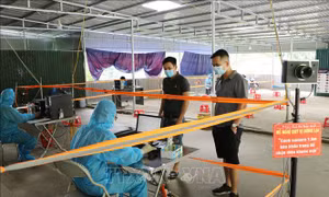 Công dân vào Lai Châu khai báo y tế. Ảnh: Nguyễn Oanh-TTXVN.