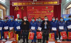 Đồng chí Đỗ Văn Chiến cùng lãnh đạo tỉnh Cao Bằng tặng quà, chúc Tết công nhân Công ty cổ phần sản xuất vật liệu xây dựng Cao Bằng. Ảnh: Quốc Đạt – TTXVN