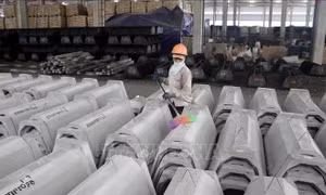 Công ty TNHH Đầu tư và Xây dựng Thành Hưng đang sản xuất cấu kiện kênh mương bằng bê tông đúc sẵn để cung cấp cho các địa phương. Ảnh: Quang Đán – TTXVN