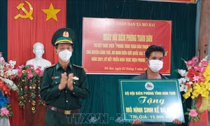 Bộ Chỉ huy Bộ đội Biên phòng tỉnh Kon Tum trao tặng mô hình sinh kế bò giống sinh sản cho người dân nghèo tại xã Mô Rai, huyện Sa Thầy, tỉnh Kon Tum. Ảnh: Khoa Chương – TTXVN