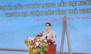Thủ tướng Phạm Minh Chính phát biểu tại Lễ khởi công Dự án đầu tư xây dựng cầu Đại Ngãi. Ảnh: Dương Giang-TTXVN