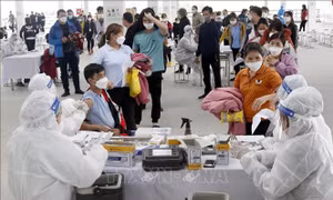 Tiên vaccine phòng COVID-19 cho công nhân. Ảnh: Đồng Thúy-TTXVN
