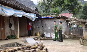 Lực lượng chức năng đến từng nhà truy vết tại xã Bản Giang, huyện Tam Đường (Lai Châu). Ảnh: Việt Hoàng - TTXVN