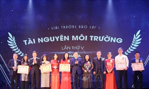 Trưởng ban Tuyên giáo Trung ương Võ Văn Thưởng và Bộ trưởng Bộ Tài nguyên và Môi trường Trần Hồng Hà trao giải A - Giải thưởng báo chí Tài nguyên và Môi trường lần thứ V cho các tác giả và nhóm tác giả. Ảnh: Hoàng Hiếu – TTXVN