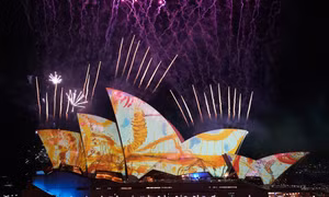 Màn pháo hoa tại Nhà hát Opera Sydney khởi đầu lễ hội ánh sáng Vivid Sydney 2023. Ảnh: Lê Đạt - PV TTXVN tại Sydney