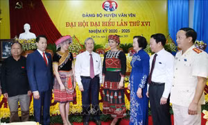 Đồng chí Trần Quốc Vượng, Uỷ viên Bộ Chính trị, Thường trực Ban Bí thư với các đại biểu dự đại hội. Ảnh: Phương Hoa – TTXVN