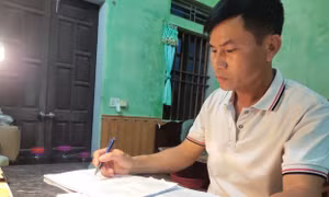 Ông Nguyễn Duy Lam, thí sinh lớn tuổi nhất tại Thái Bình trong Kỳ thi tốt nghiệp THPT, tranh thủ ôn tập. Ảnh: TTXVN phát