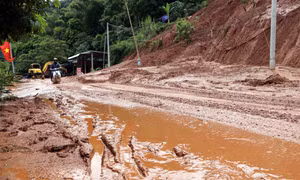 Bùn đất từ ta-luy dương sạt lở, sa bồi trên Quốc lộ 37 đoạn qua huyện Bắc Yên khiến việc lưu thông gặp khó khăn. Ảnh: Hữu Quyết – TTXVN