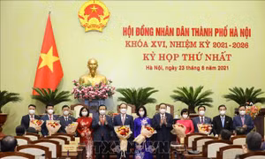 Phó Chủ tịch Thường trực Quốc hội Trần Thanh Mẫn, Bí thư Thành ủy Hà Nội Đinh Tiến Dũng chúc mừng các đồng chí được bầu là Chủ tịch, Phó Chủ tịch và Ủy viên Thường trực Hội đồng nhân dân thành phố Hà Nội. Ảnh: Nguyễn Điệp - TTXVN