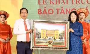 Phó Chủ tịch nước Đặng Thị Ngọc Thịnh tặng quà lưu niệm cho Hội Nhà báo Việt Nam. Ảnh: Minh Quyết – TTXVN
