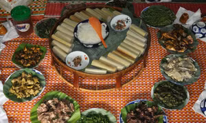 Mâm cỗ ngày xuân của người Cơ-tu. Ảnh: Tấn Vịnh