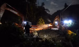 Lực lượng chức năng khẩn trương thông đường vào khu vực sạt lở Trà Leng. Ảnh: Vỹ Thi-TTXVN
