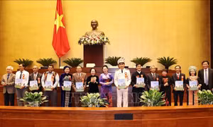 Chủ tịch Quốc hội Nguyễn Thị Kim Ngân tặng quà các đại biểu. Ảnh: Trọng Đức – TTXVN
