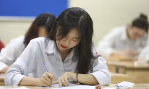 Thí sinh chuẩn bị làm bài thi môn Ngữ Văn tại điểm thi trưởng THPT Nguyễn Gia Thiều (Hà Nội). Ảnh: Minh Quyết – TTXVN
