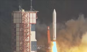 Phương tiện phóng Epsilon-5 rời bệ phóng tại Trung tâm Vũ trụ Uchinoura ở tỉnh Kagoshima, Nhật Bản. Ảnh: Đào Thanh Tùng/Phóng viên TTXVN tại Nhật Bản