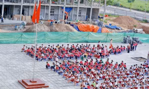Học sinh Trường Tiểu học Suối Trầu trong buổi sinh hoạt dưới cờ đầu tiên tại ngôi trường mới. Ảnh: TTXVN phát
