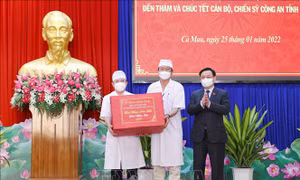 Chủ tịch Quốc hội Vương Đình Huệ tặng quà Tết cho cán bộ y tế, lực lượng tuyến đầu phòng, chống dịch COVID-19 tỉnh Cà Mau. Ảnh: Doãn Tấn – TTXVN