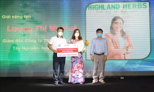 Dự án của chị Lương Thị Mỹ Huệ, Giám đốc Công ty TNHH Thảo dược Tây Nguyên (huyện Đăk Tô, tỉnh Kon Tum) đạt giải Nhì (giải sáng tạo) của Cuộc thi phụ nữ khởi nghiệp Quốc gia năm 2021. Ảnh: Dư Toán – TTXVN